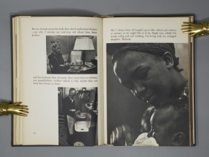Los 3162 - Hughes, Langston - The Sweet Flypaper of Life. New York, Simon and Schuster, 1955. - Widmungsexemplar - 5 - thumb