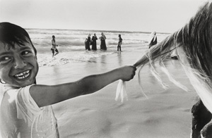Los 4288 - Wiedenhöfer, Kai - Palestinian boy playing with a horsetail at the beach of Gaza City - 0 - thumb