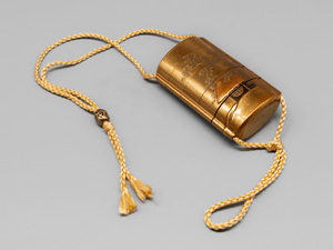 Inrô mit Goldrelief eines Greises mit Spatz, 5-teiliges Aufbewahrungs-Behältnis, signiert "Koryusai" (Umehara-Schule). Kinji-Goldlack mit Reliefdarstellung eines Märchenmotivs und Ojime-Perle